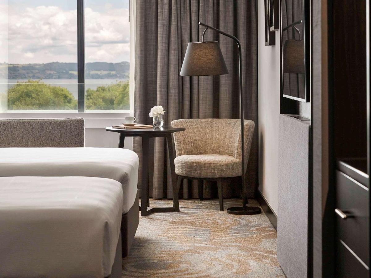 Pullman Rotorua Hotell Exteriör bild A guest room at the Four Seasons Hotel