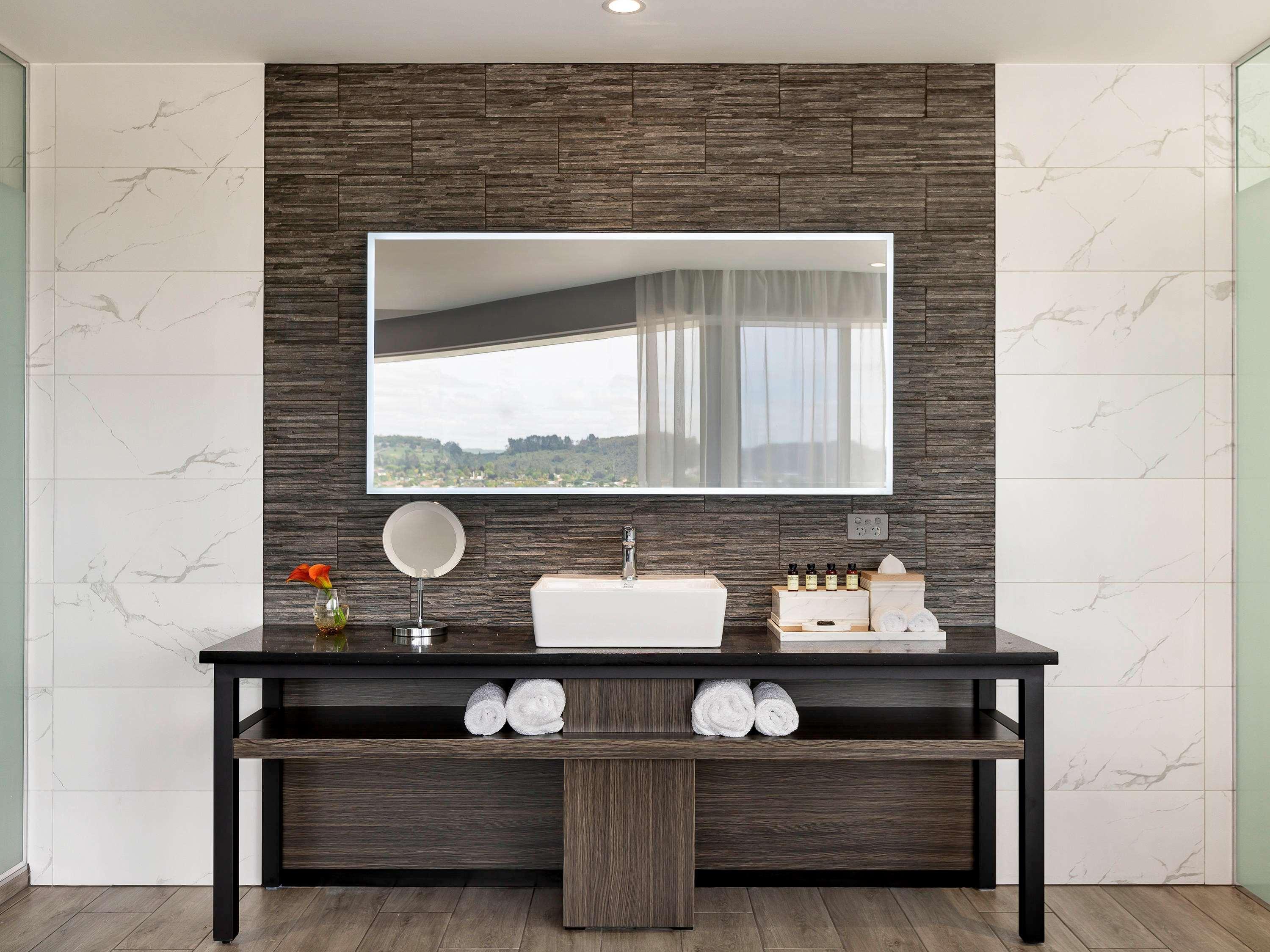 Pullman Rotorua Hotell Exteriör bild Bathroom with porcelain tiles