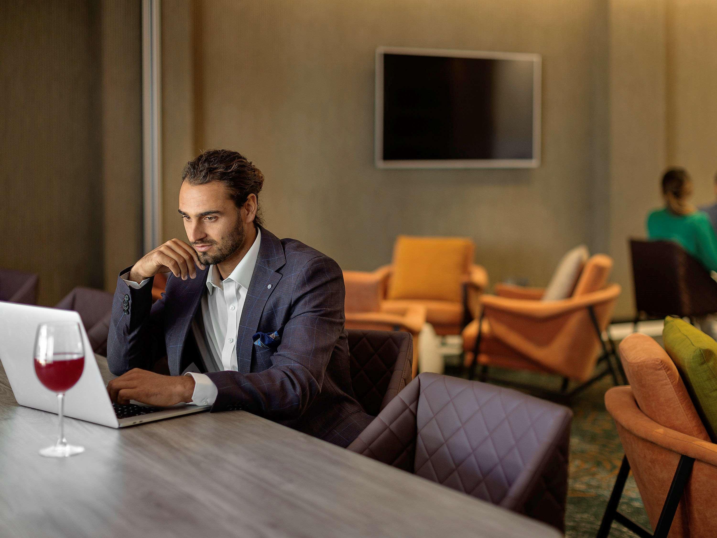 Pullman Rotorua Hotell Exteriör bild A man working on a laptop