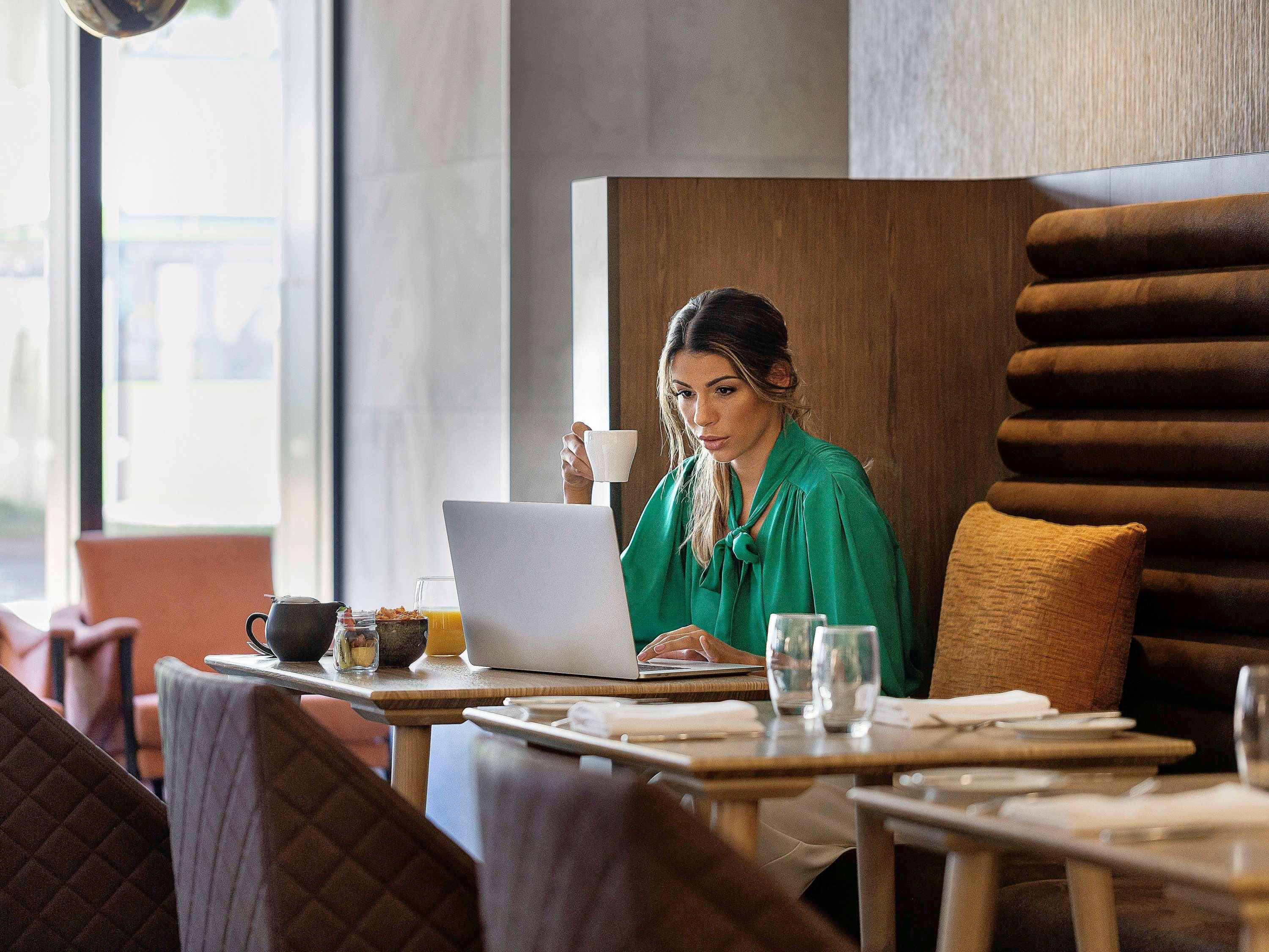 Pullman Rotorua Hotell Exteriör bild A woman working on a laptop