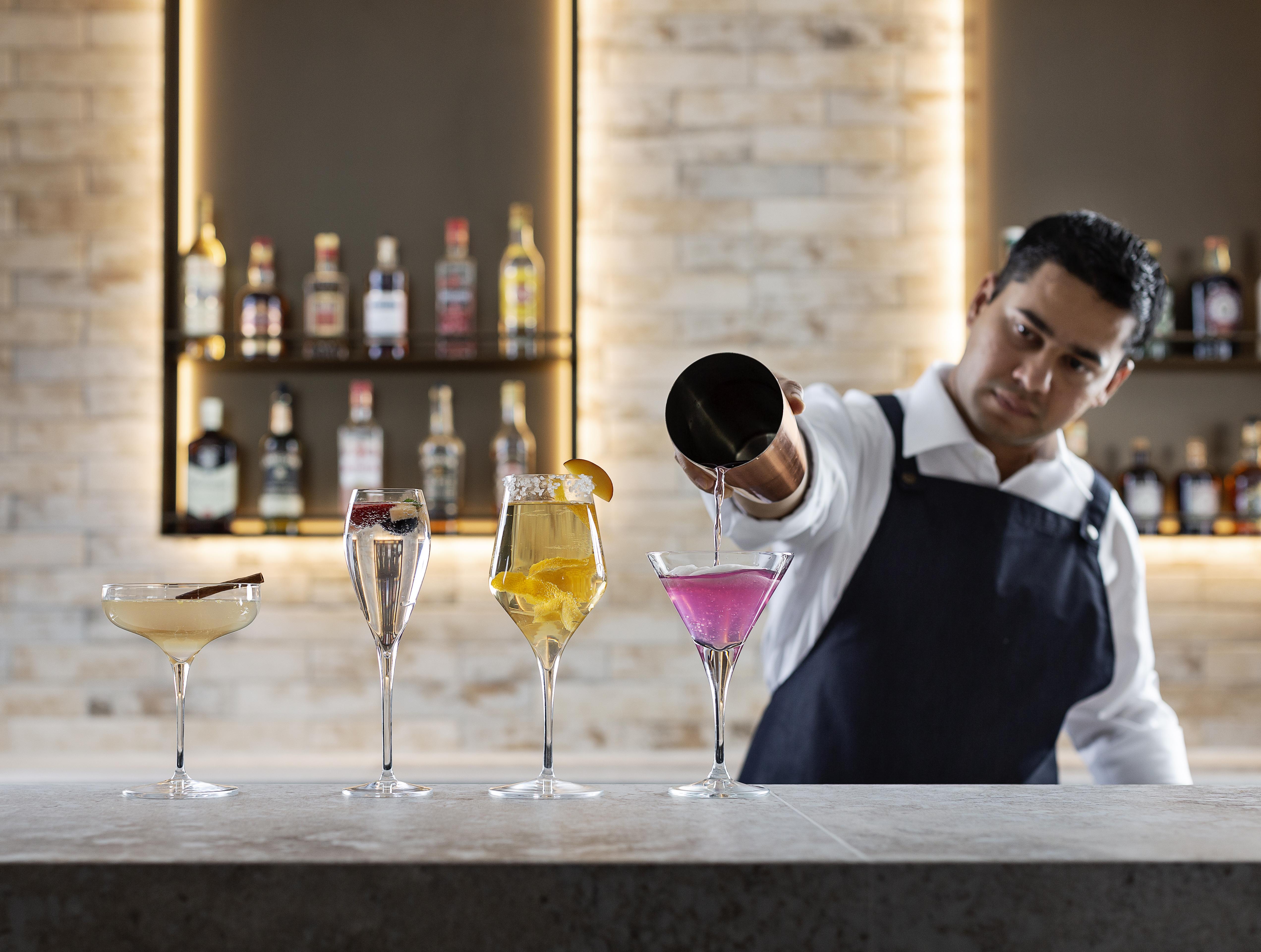 Pullman Rotorua Hotell Exteriör bild A bartender at work