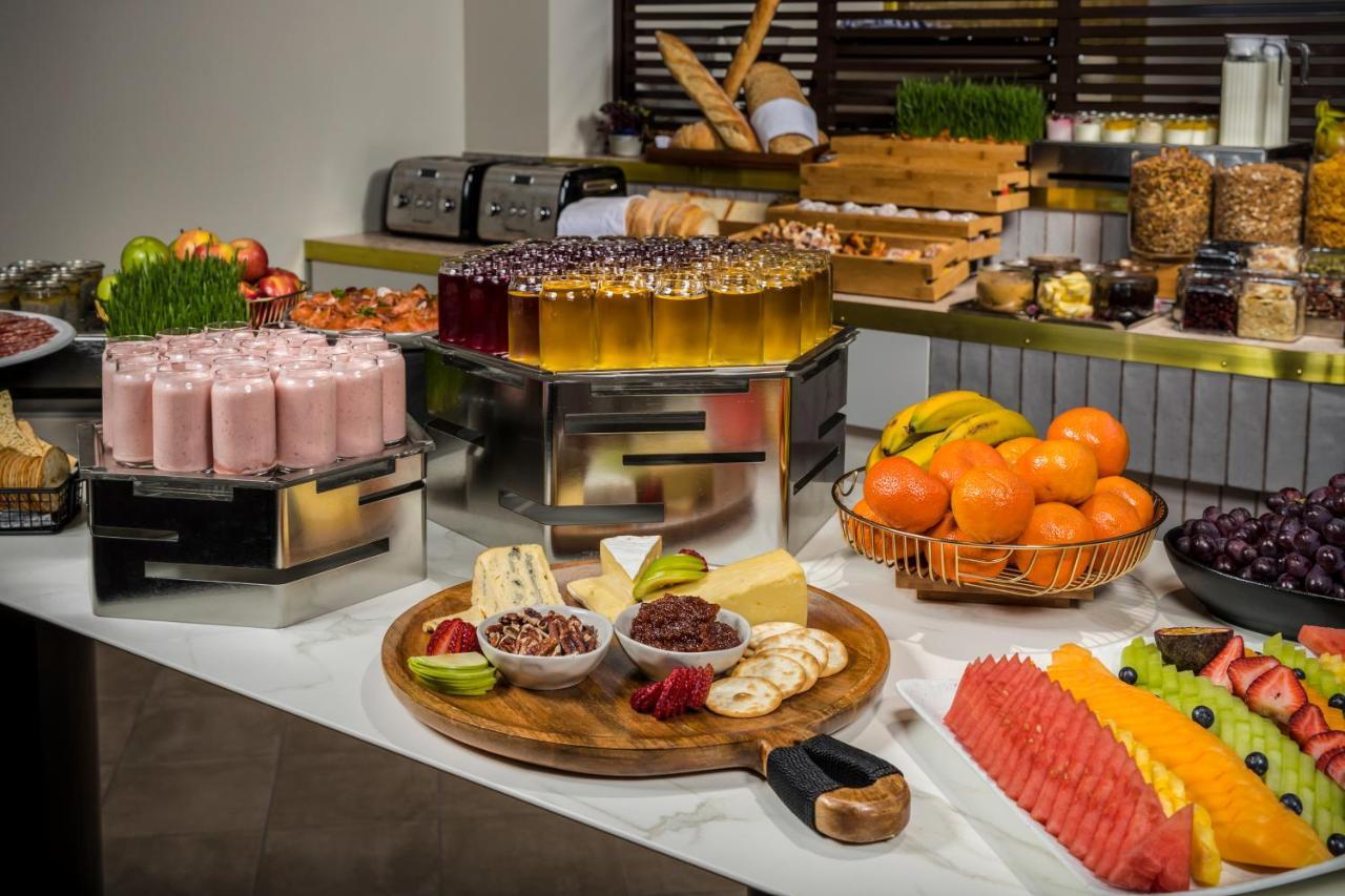 Pullman Rotorua Hotell Exteriör bild A buffet at a hotel