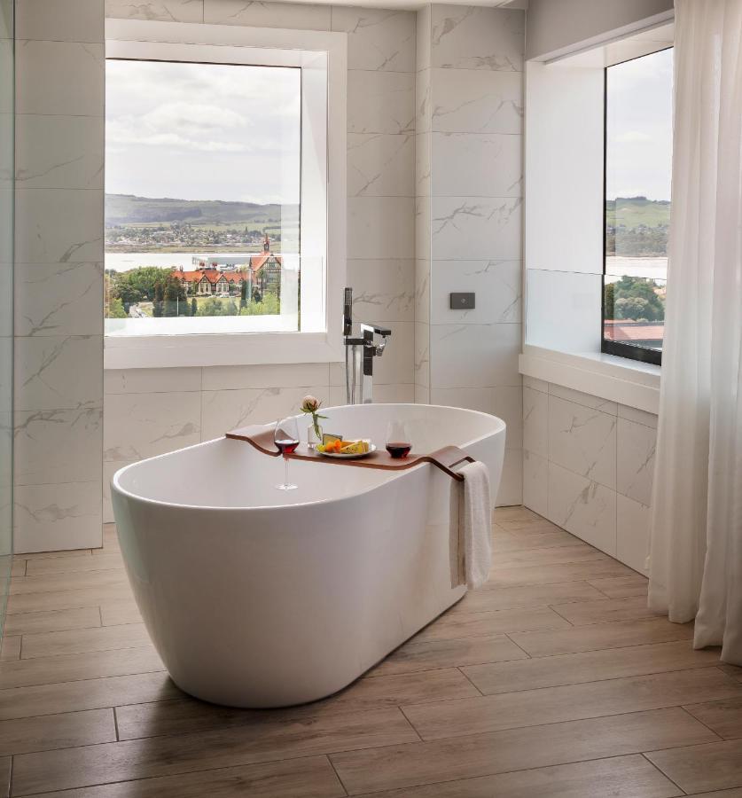 Pullman Rotorua Hotell Exteriör bild A freestanding bathtub